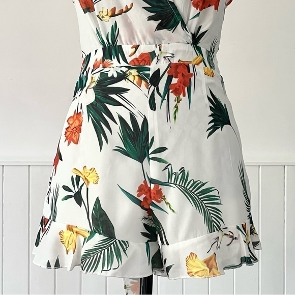 Pretty Little Thing White Tropical Print Cutout Tie Back Romper Size 2 - Picture 4 of 13
